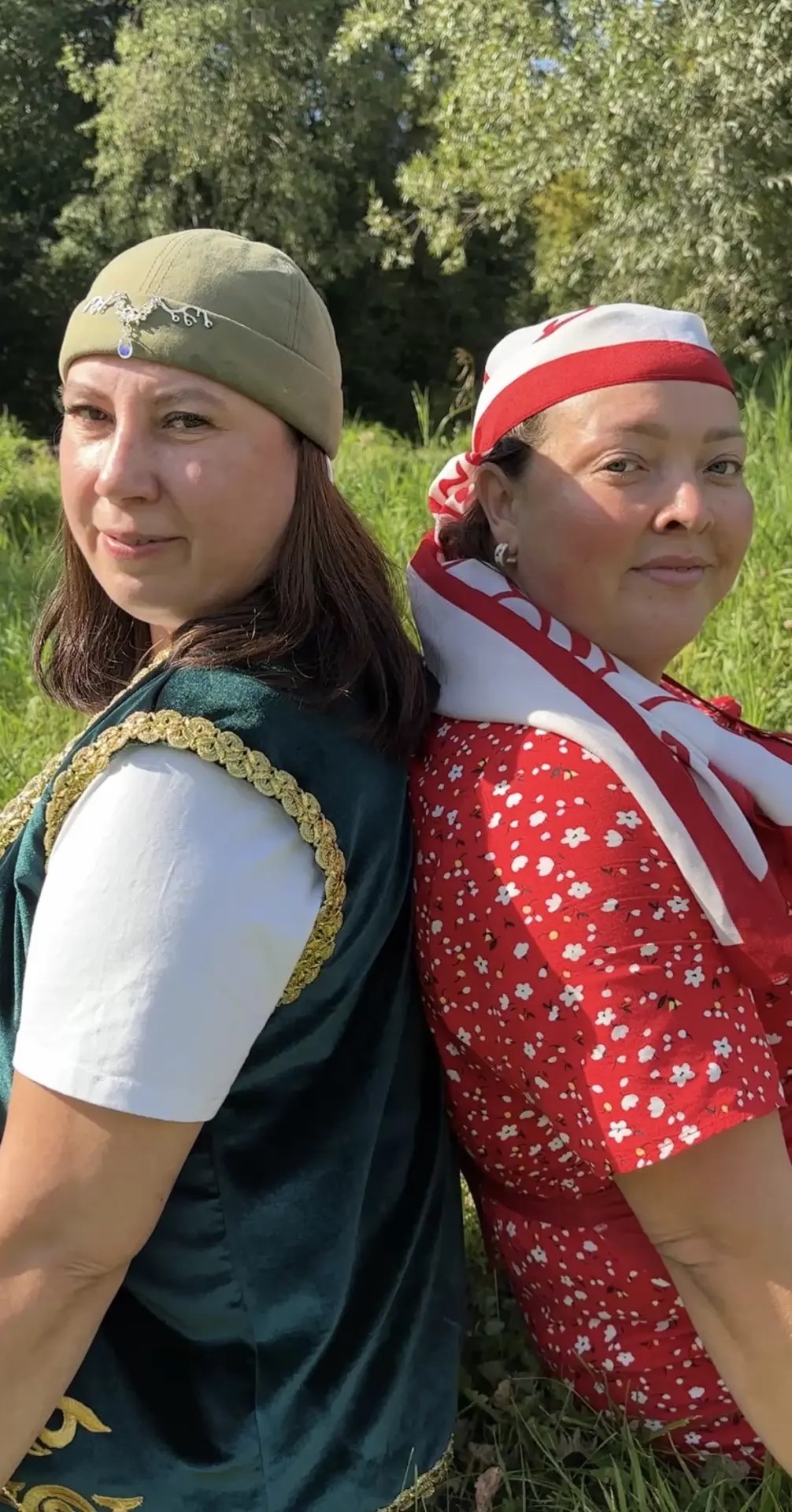Эльмира Гафарова (слева) и Ландыш Бабаниязова (справа) — ведущие нового проекта. Городской и деревенской девушкам предстоит погрузиться в жизнь татарского села.